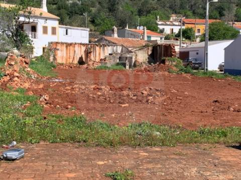 Terreno com ruína - construção de moradia unifamiliar