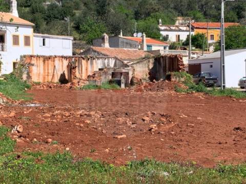 Terreno com ruína - construção de moradia unifamiliar
