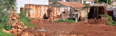 Terreno com ruína - construção de moradia unifamiliar