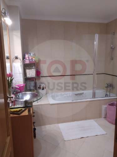 Apartamento T4 no Montenegro com dois lugares de parqueamento e uma arrecadação