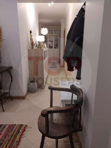 Apartamento T4 no Montenegro com dois lugares de parqueamento e uma arrecadação