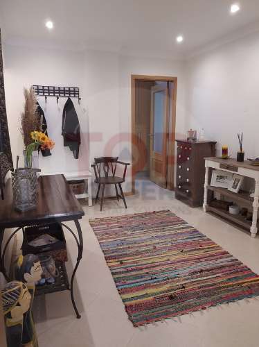 Apartamento T4 no Montenegro com dois lugares de parqueamento e uma arrecadação