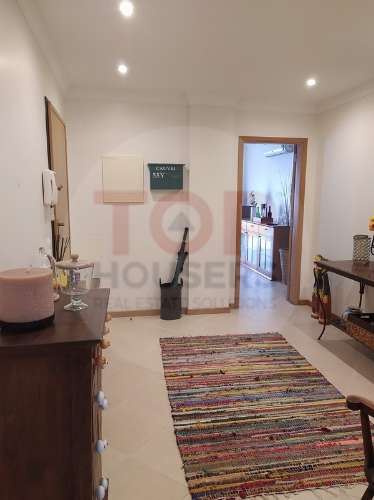 Apartamento T4 no Montenegro com dois lugares de parqueamento e uma arrecadação