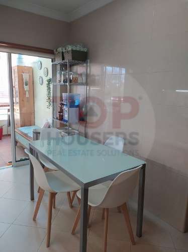 Apartamento T4 no Montenegro com dois lugares de parqueamento e uma arrecadação