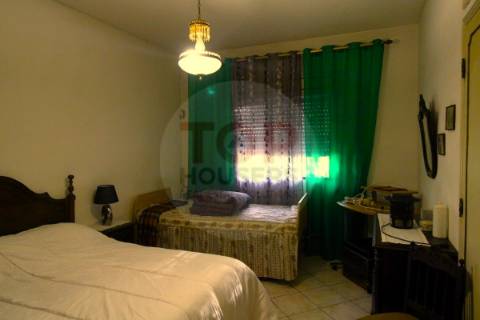 Moradia com 7 quartos  lote de 2245m2   Área Coberta de 328,50m2.