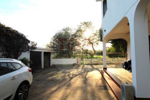 Moradia com 7 quartos  lote de 2245m2   Área Coberta de 328,50m2.