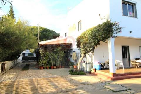 Moradia com 7 quartos  lote de 2245m2   Área Coberta de 328,50m2.