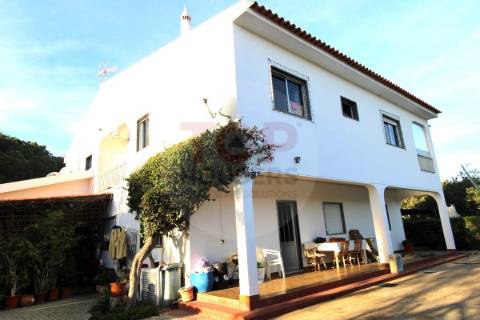 Moradia com 7 quartos  lote de 2245m2   Área Coberta de 328,50m2.