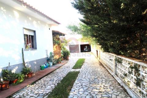 Moradia com 7 quartos  lote de 2245m2   Área Coberta de 328,50m2.