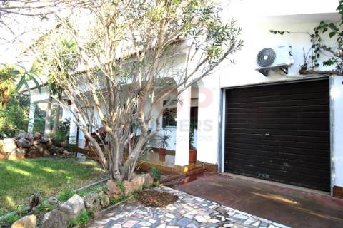 Moradia com 7 quartos  lote de 2245m2   Área Coberta de 328,50m2.