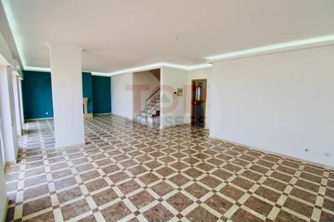 Apartamento T4+1 Triplex à Venda no Centro de Faro