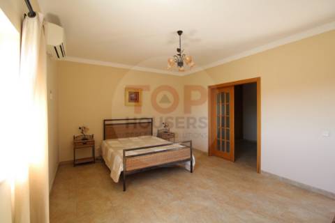 Moradia Isolada T6 com Vista Magnífica sobre a Serra em Estoi