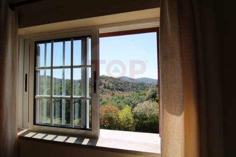 Moradia Isolada T6 com Vista Magnífica sobre a Serra em Estoi