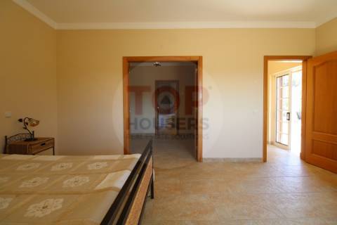 Moradia Isolada T6 com Vista Magnífica sobre a Serra em Estoi