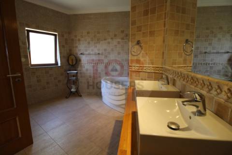 Moradia Isolada T6 com Vista Magnífica sobre a Serra em Estoi