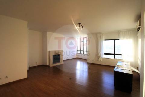 T5 com áreas generosas e localização privilegiada