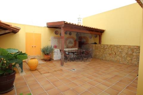 Moradia T3+1 em Olhão com áreas amplas e excelentes funcionalidades