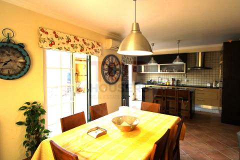 Moradia T3+1 em Olhão com áreas amplas e excelentes funcionalidades