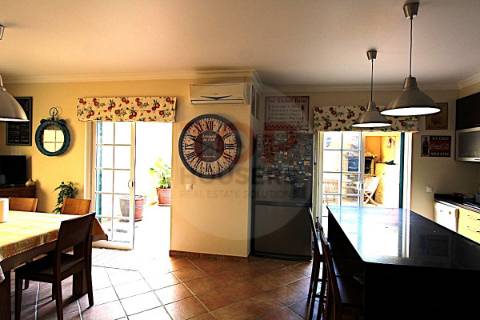 Moradia T3+1 em Olhão com áreas amplas e excelentes funcionalidades