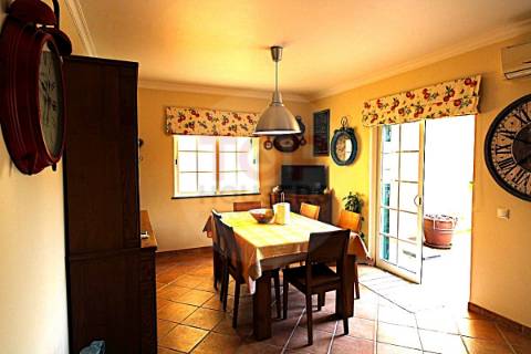 Moradia T3+1 em Olhão com áreas amplas e excelentes funcionalidades