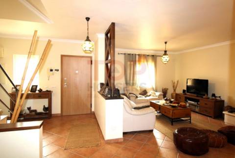 Moradia T3+1 em Olhão com áreas amplas e excelentes funcionalidades
