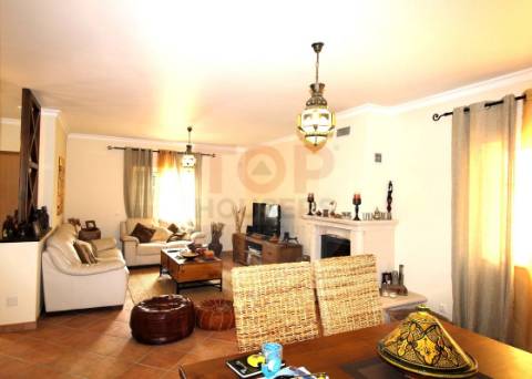 Moradia T3+1 em Olhão com áreas amplas e excelentes funcionalidades