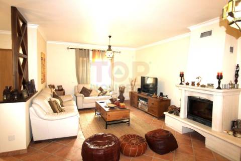 Moradia T3+1 em Olhão com áreas amplas e excelentes funcionalidades