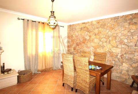 Moradia T3+1 em Olhão com áreas amplas e excelentes funcionalidades