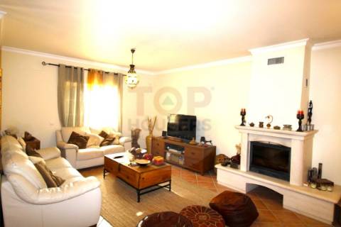 Moradia T3+1 em Olhão com áreas amplas e excelentes funcionalidades