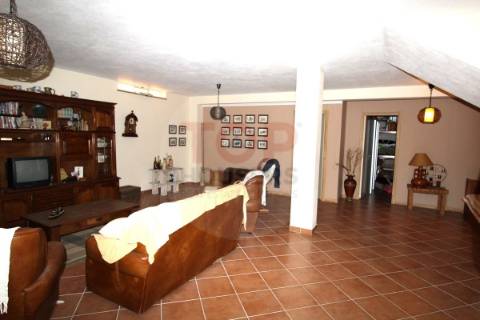 Moradia T3+1 em Olhão com áreas amplas e excelentes funcionalidades