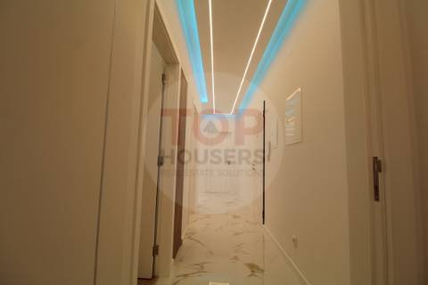 Apartamento T3 Remodelado na Primeira Linha de Mar – Quarteira