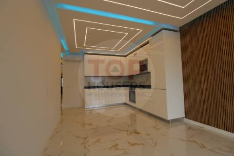 Apartamento T3 Remodelado na Primeira Linha de Mar – Quarteira