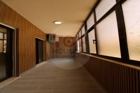 Apartamento T3 Remodelado na Primeira Linha de Mar – Quarteira