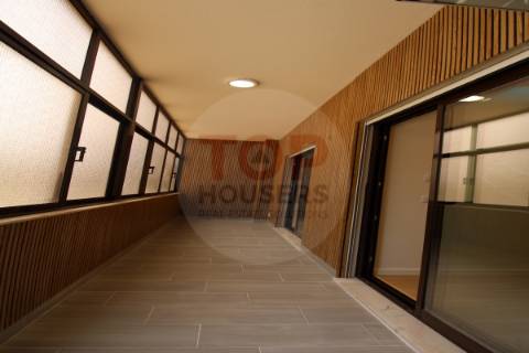 Apartamento T3 Remodelado na Primeira Linha de Mar – Quarteira