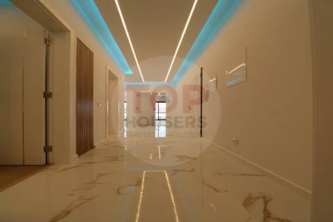 Apartamento T3 Remodelado na Primeira Linha de Mar – Quarteira