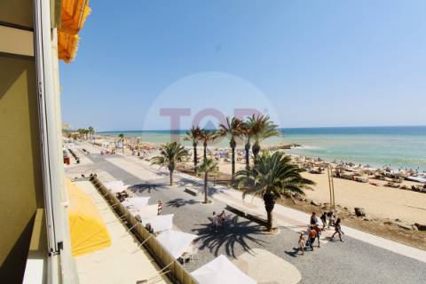 Viva o privilégio de estar na 1ª linha de Mar em Quarteira!