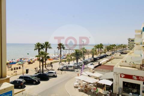 Viva o privilégio de estar na 1ª linha de Mar em Quarteira!