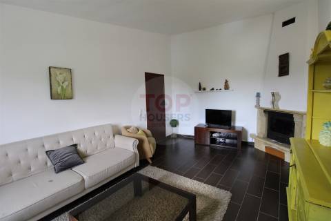 Apartamento T2 - Primeiro andar de Moradia Bi-Familiar