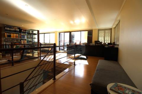 Penthouse T4+1 com Terraço Panorâmico e dois estacionamentos