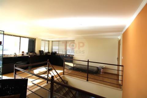 Penthouse T4+1 com Terraço Panorâmico e dois estacionamentos
