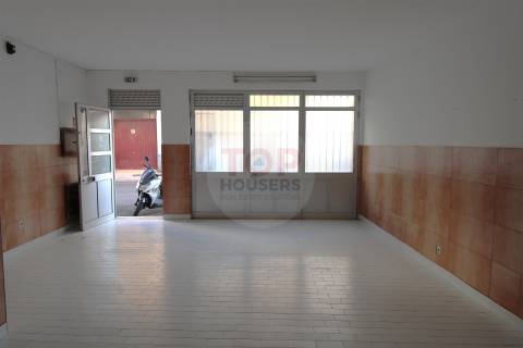 Loja Comercial com 117m² em Olhão – A 5 Minutos da Baixa