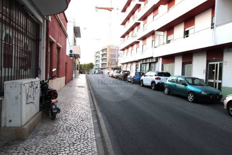 Loja Comercial com 117m² em Olhão – A 5 Minutos da Baixa