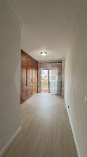 Apartamento T4 com elevador no centro de Faro