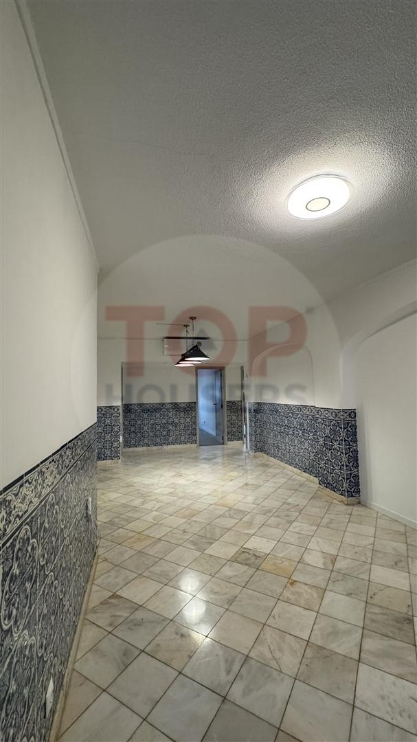 Apartamento T4 com elevador no centro de Faro