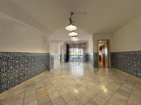 Apartamento T4 com elevador no centro de Faro