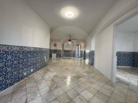 Apartamento T4 com elevador no centro de Faro