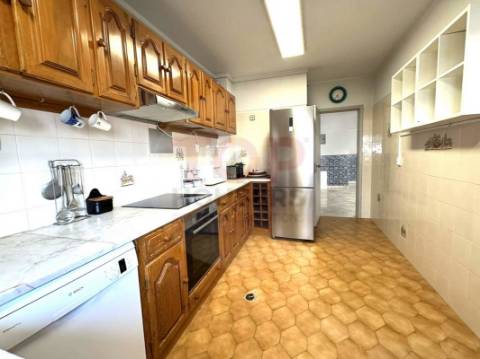 Apartamento T4 com elevador no centro de Faro