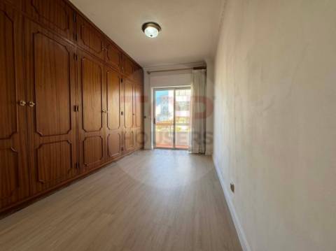 Apartamento T4 com elevador no centro de Faro
