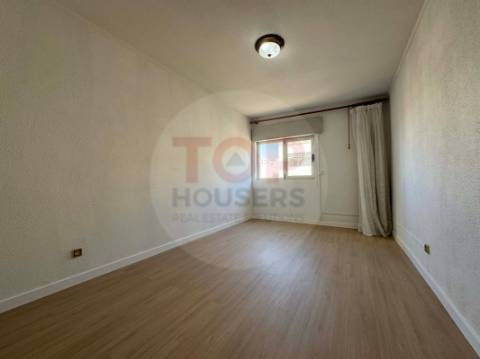 Apartamento T4 com elevador no centro de Faro