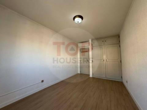 Apartamento T4 com elevador no centro de Faro